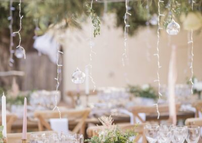 Tischdekoration mit Gläsern und Grün auf der Hochzeitstafel im Cortijo