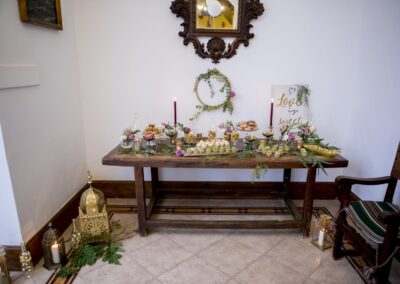 Dekorierter Tisch im weißen Innenraum des Cortijo mit Kerzen und Blumen