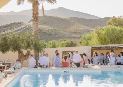 Sektempfang der Hochzeitsgesellschaft am Pool des Cortijo bei San José