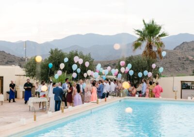 Hochzeitsgesellschaft mit Luftballons am Pool des Cortijo bei San José