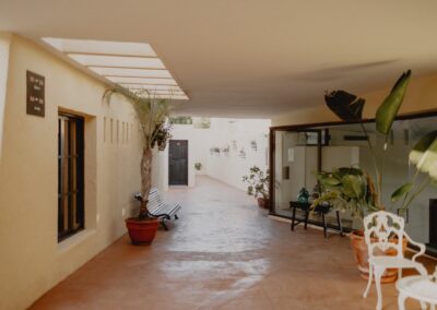 Überdachter Wandelgang mit Pflanzen im Pferde-Cortijo bei San José