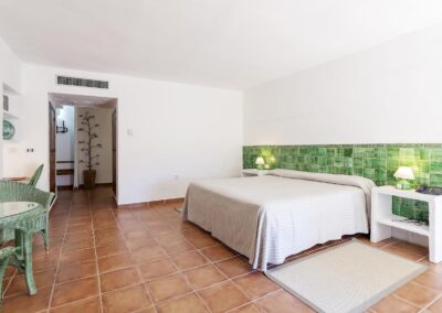 Hotelzimmer im Cortijo bei San José mit grünen Kacheln und eigenem Bad