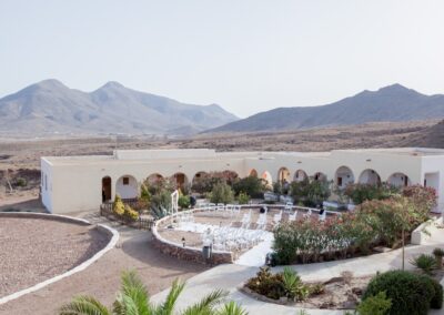 Kreisrunde Zeremonienterrasse des Hotel-Cortijo bei Los Escullos vor der Bergkette von Cabo de Gata