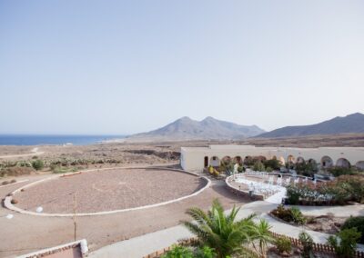 Blick von oben auf das Rondell und die Landschaft bis zum Meer bei Los Escullos