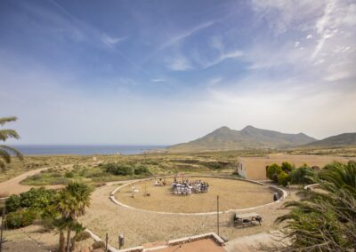 Das Rondell in der weiten Landschaft von Cabo de Gata, dahinter das Meer