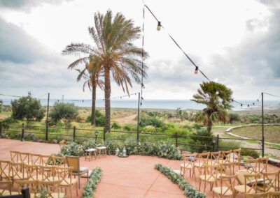 Terrakottafarbene Terrasse mit Mittelgang aus Olivenzweigen für die Trauung
