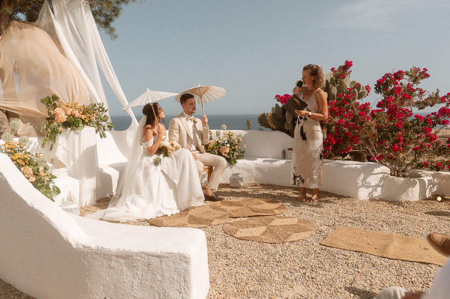 Brautpaar bei der Trauung mit Meerblick, Boho Hochzeit Cabo de Gata