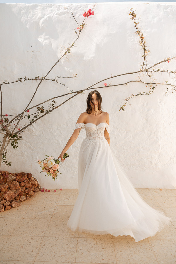 Braut dreht sich lachend im Brautkleid, Boho Hochzeit