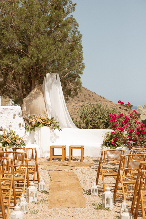 Aufgebauter Zeremonieplatz mit Meerblick, Boho Hochzeit