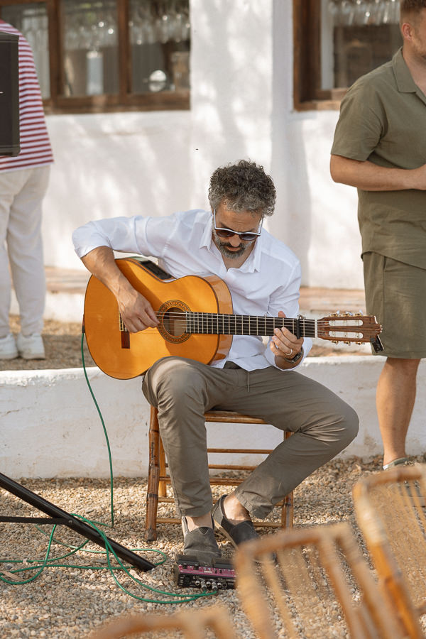 Gitarrist spielt Live-Musik zur Zeremonie, Hochzeit in Spanien