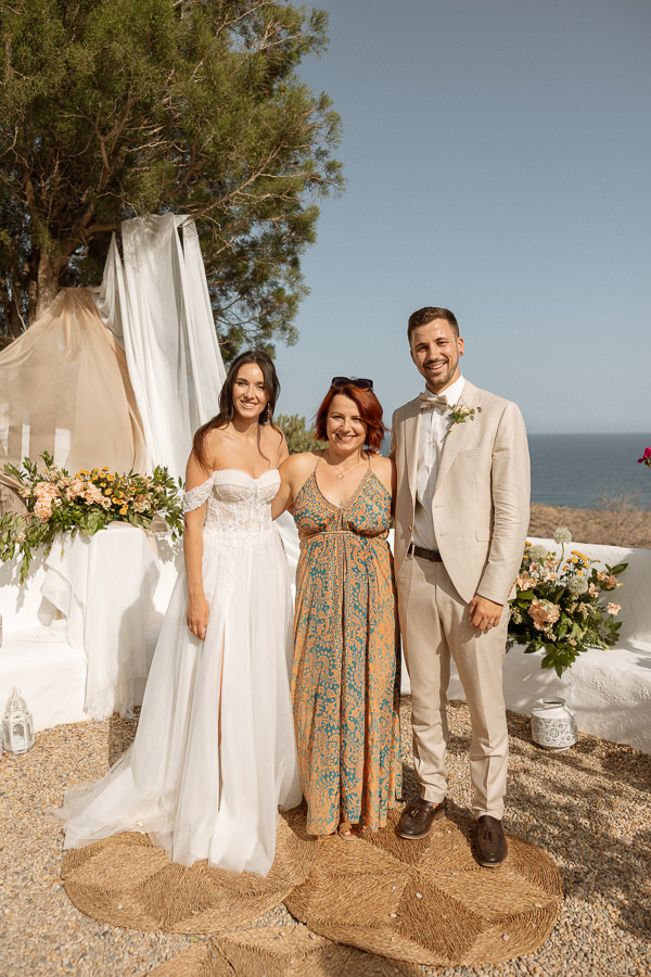 Hochzeitsplanerin Anna mit Braut und Bräutigam direkt nach der Trauung, Cabo de Gata