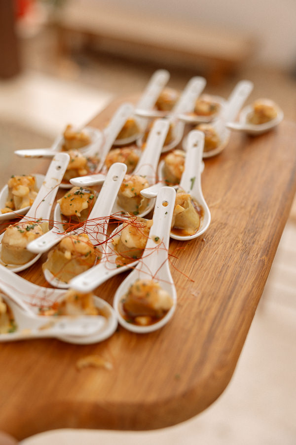 Garnelen-Fingerfood auf Holzbrett, Hochzeitscatering