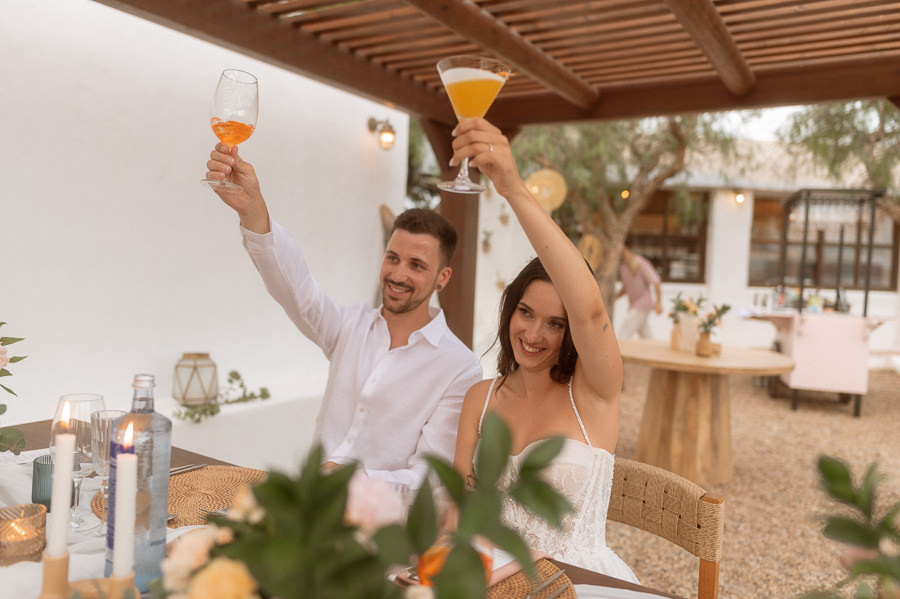Brautpaar stößt mit Aperol Spritz an, Hochzeitsfeier