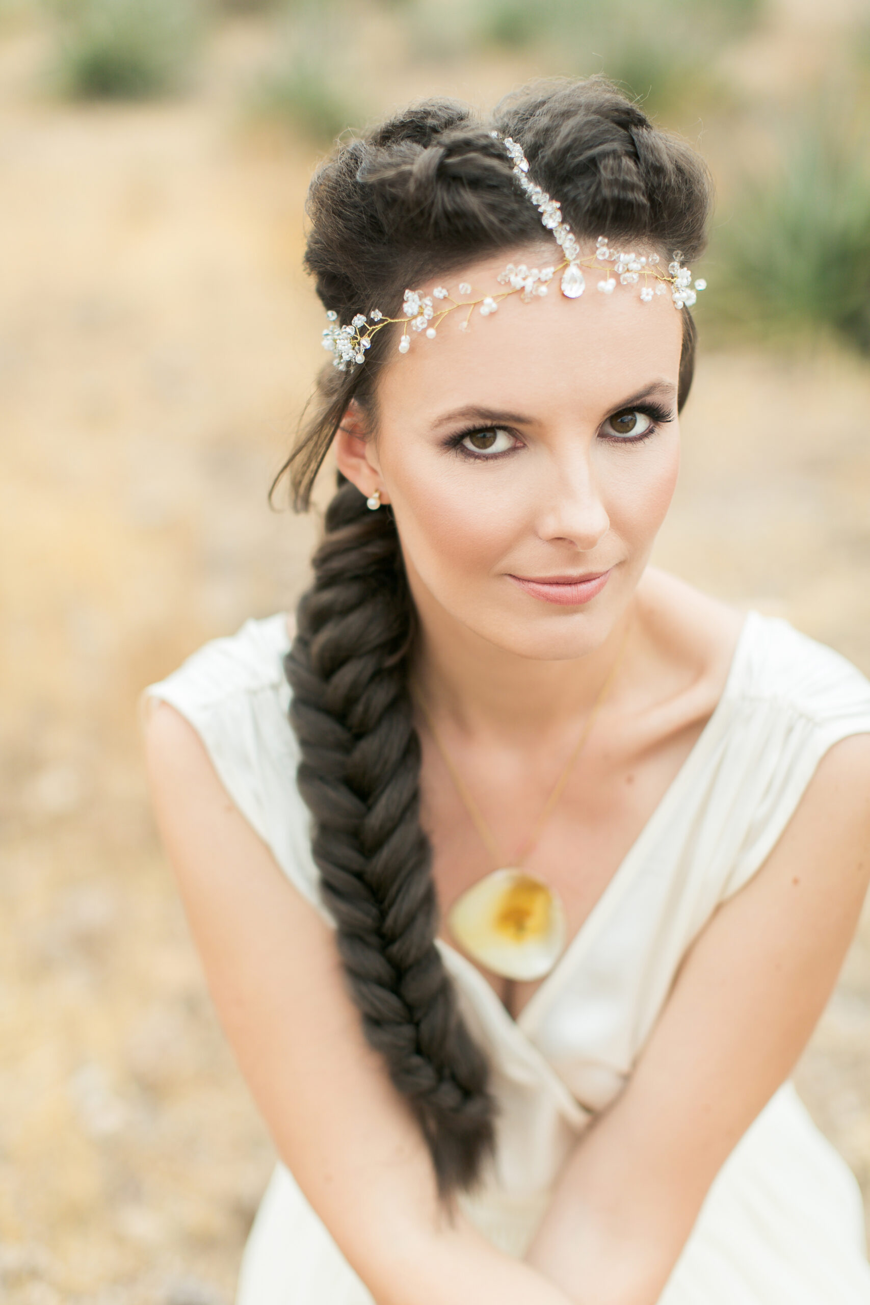 Nahportrait der Braut mit Kristallkopfschmuck und Blick zur Kamera