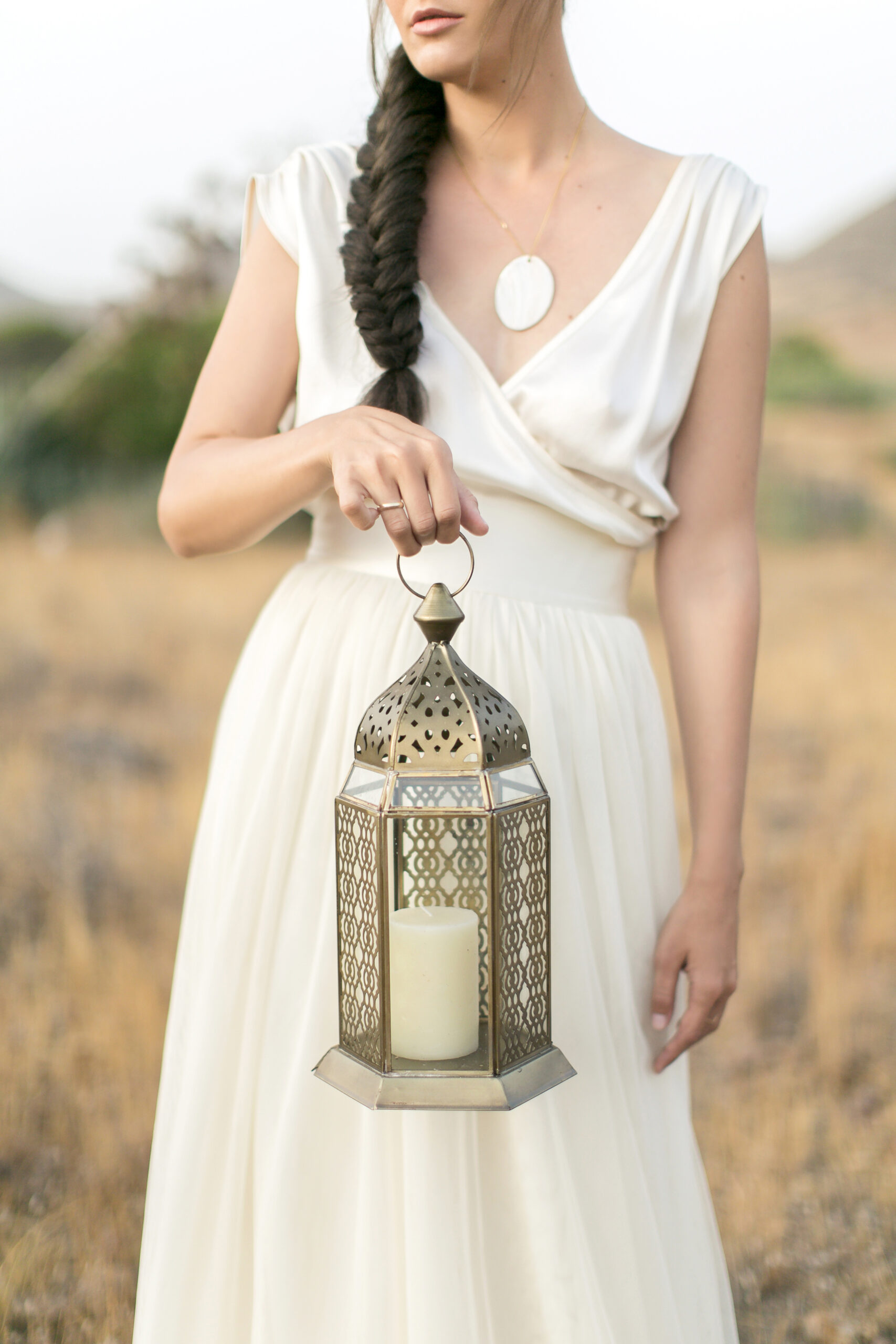 Braut mit Pampasgras, Boho-Detail Wüstenhochzeit