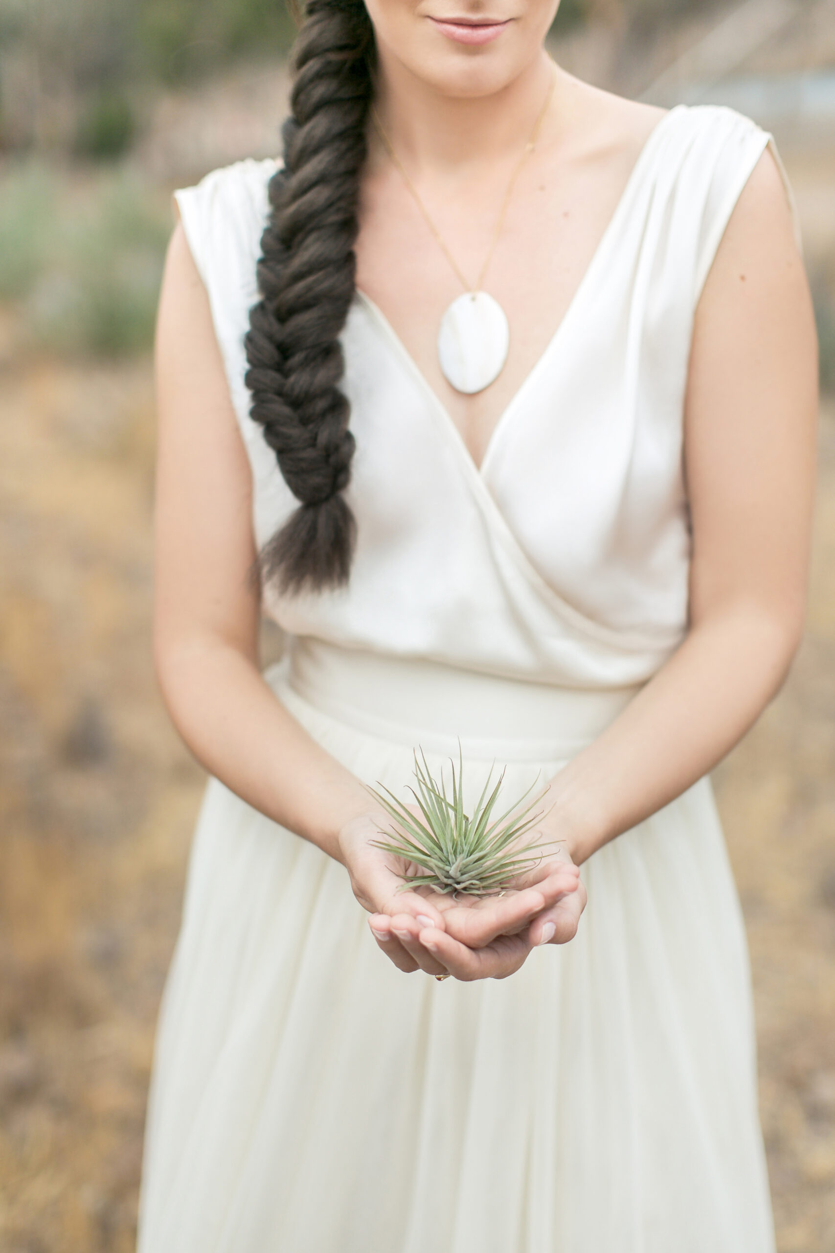 Braut mit Muschel-Anhänger und Boho-Kette