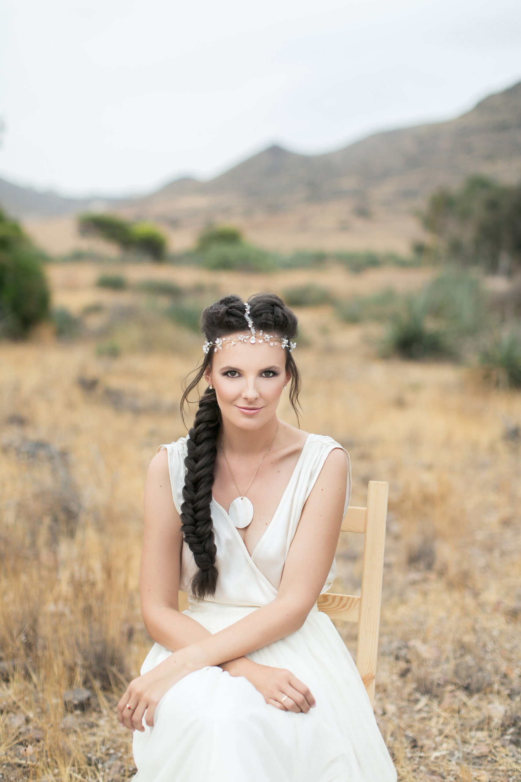 Brautportrait mit Mondstein-Anhänger, Boho-Schmuck