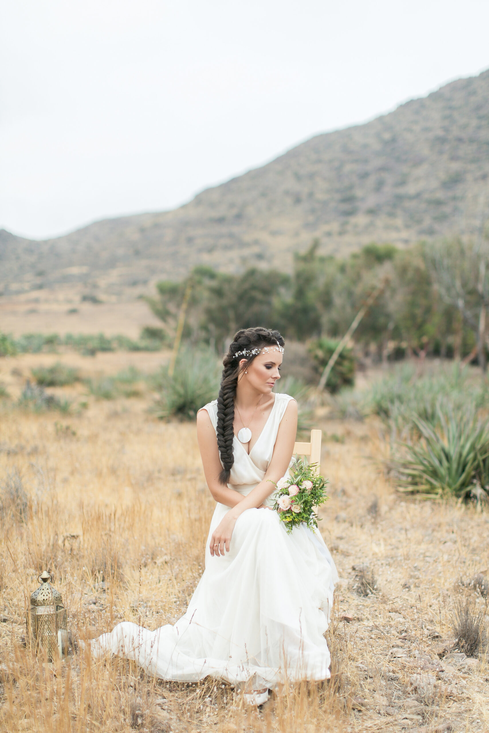 Brautkleid mit Rückenausschnitt und Brautstrauß