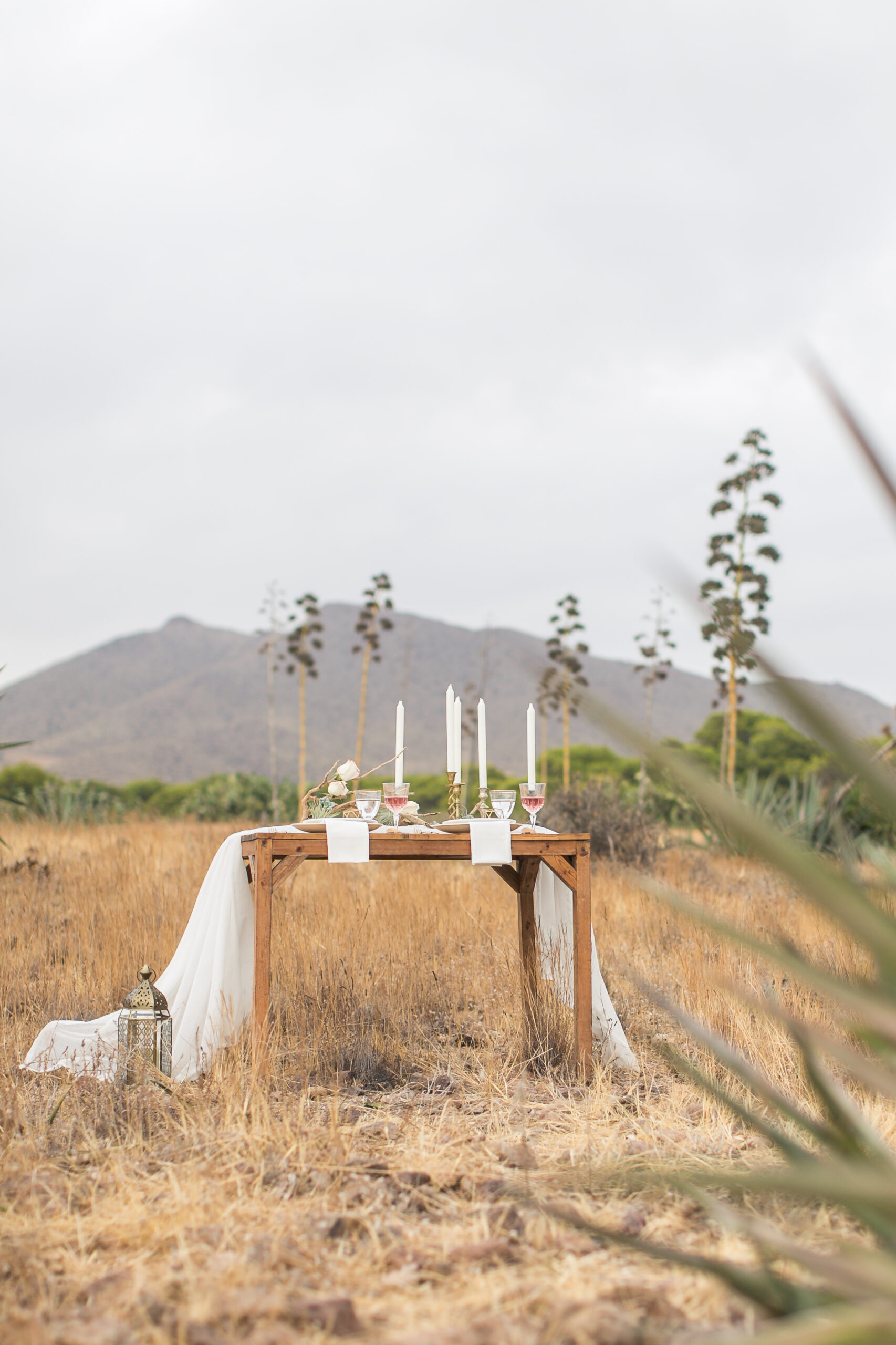 Gedeckter Boho-Tisch im Abendlicht der Wüste Andalusiens