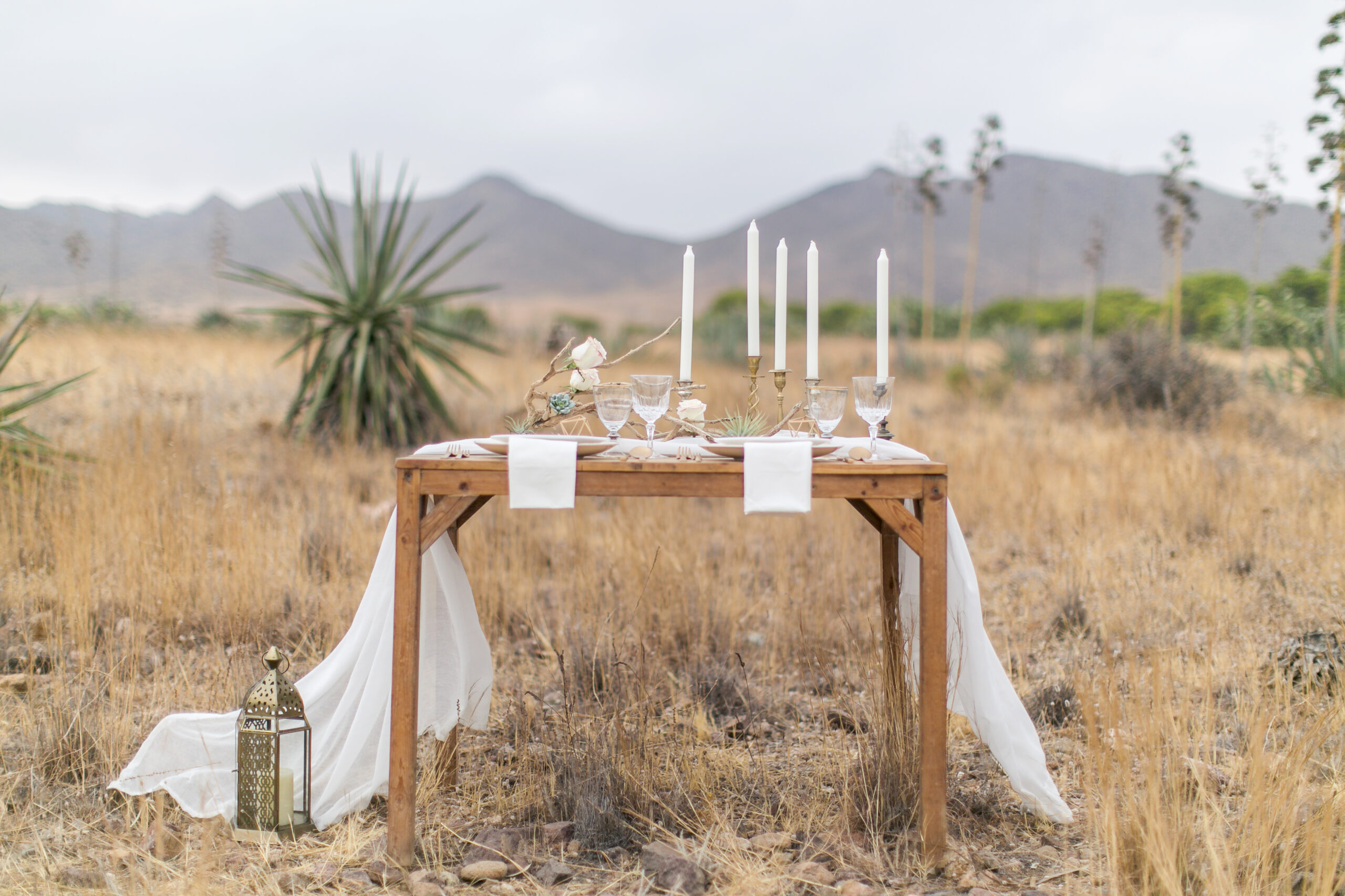 Boho-Tafel mit Panoramablick über die Wüste Cabo de Gata