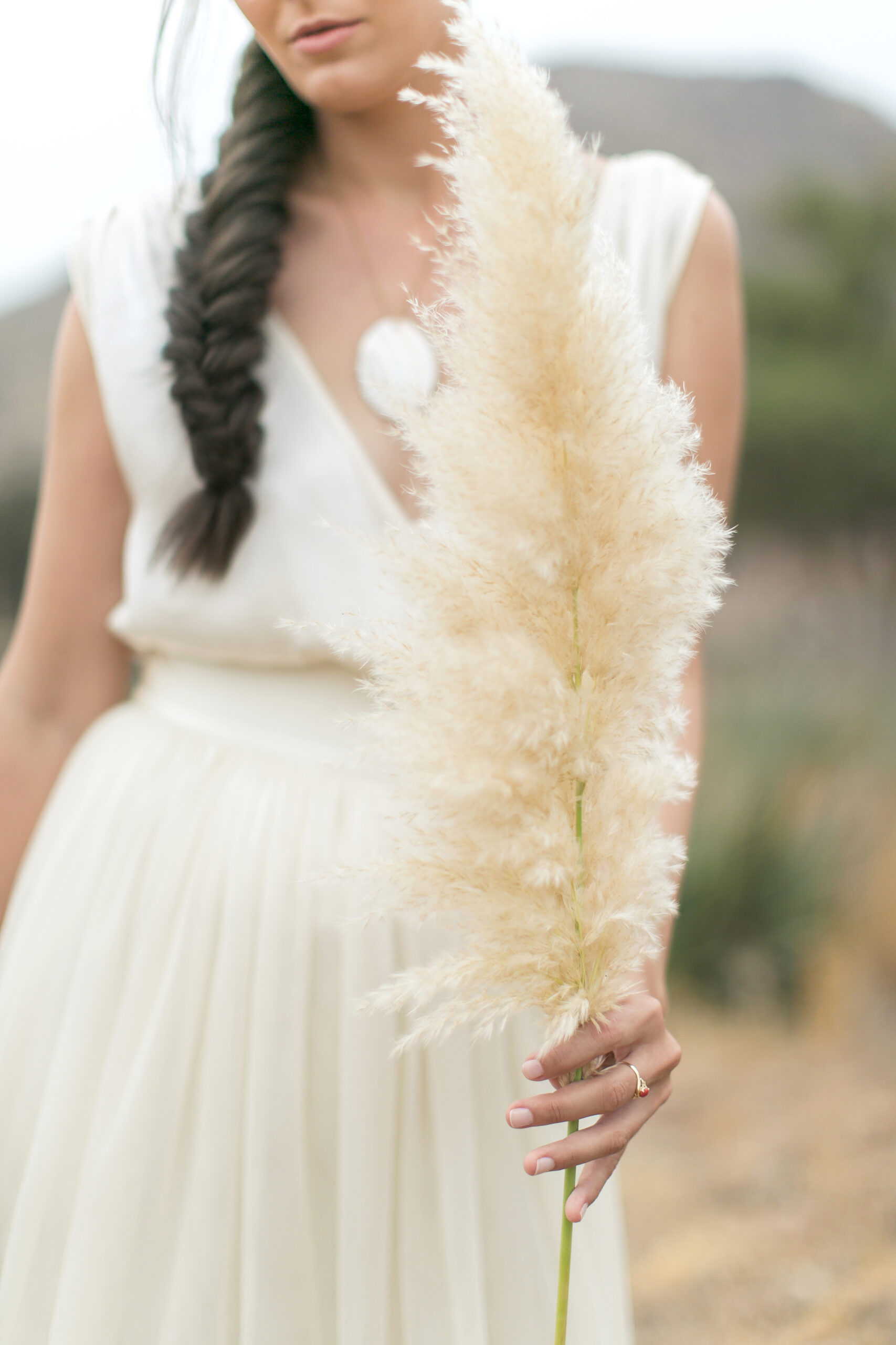 Kerzen und Rosen im Detail, Boho-Tischdeko