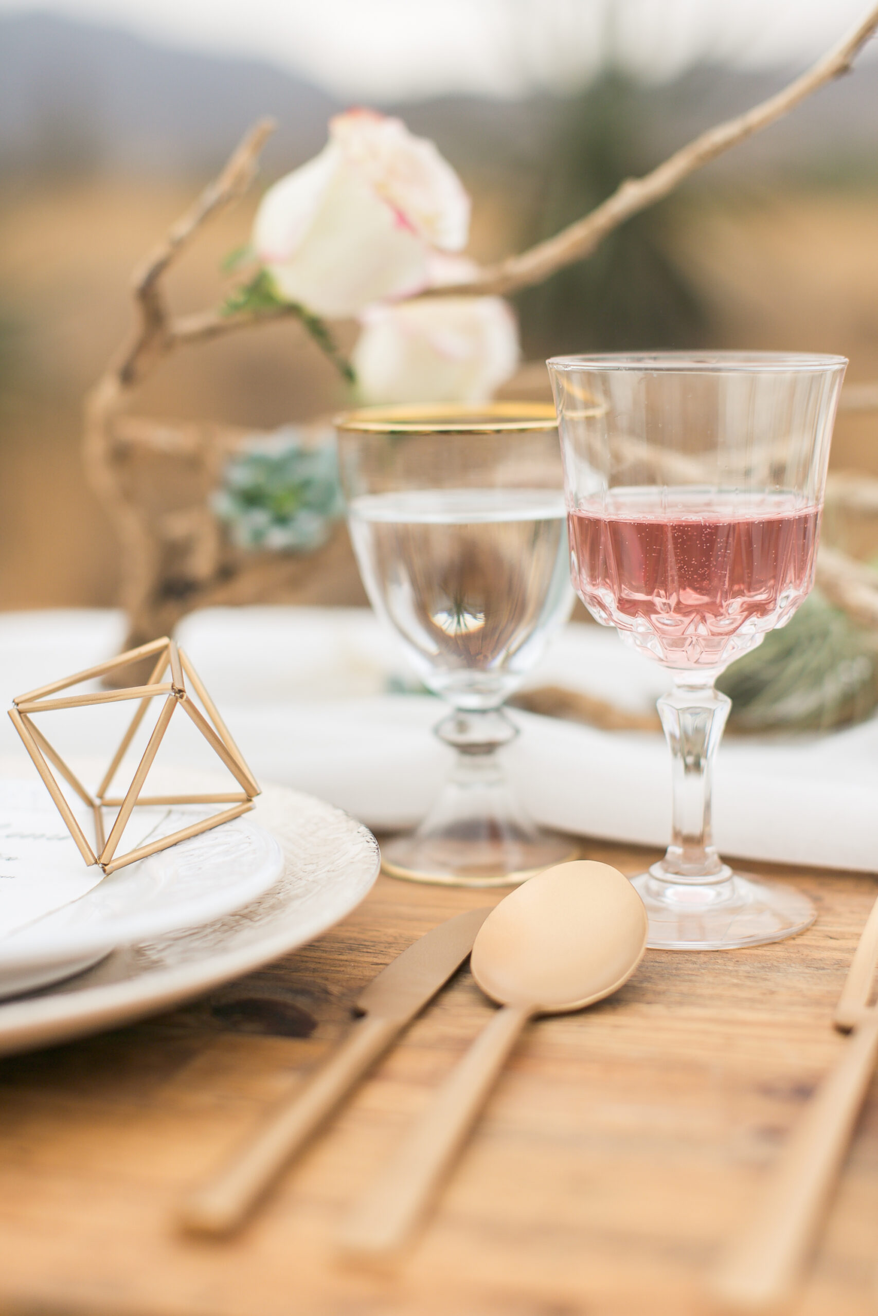 Kerzenständer und Treibholz-Deko auf dem Boho-Hochzeitstisch