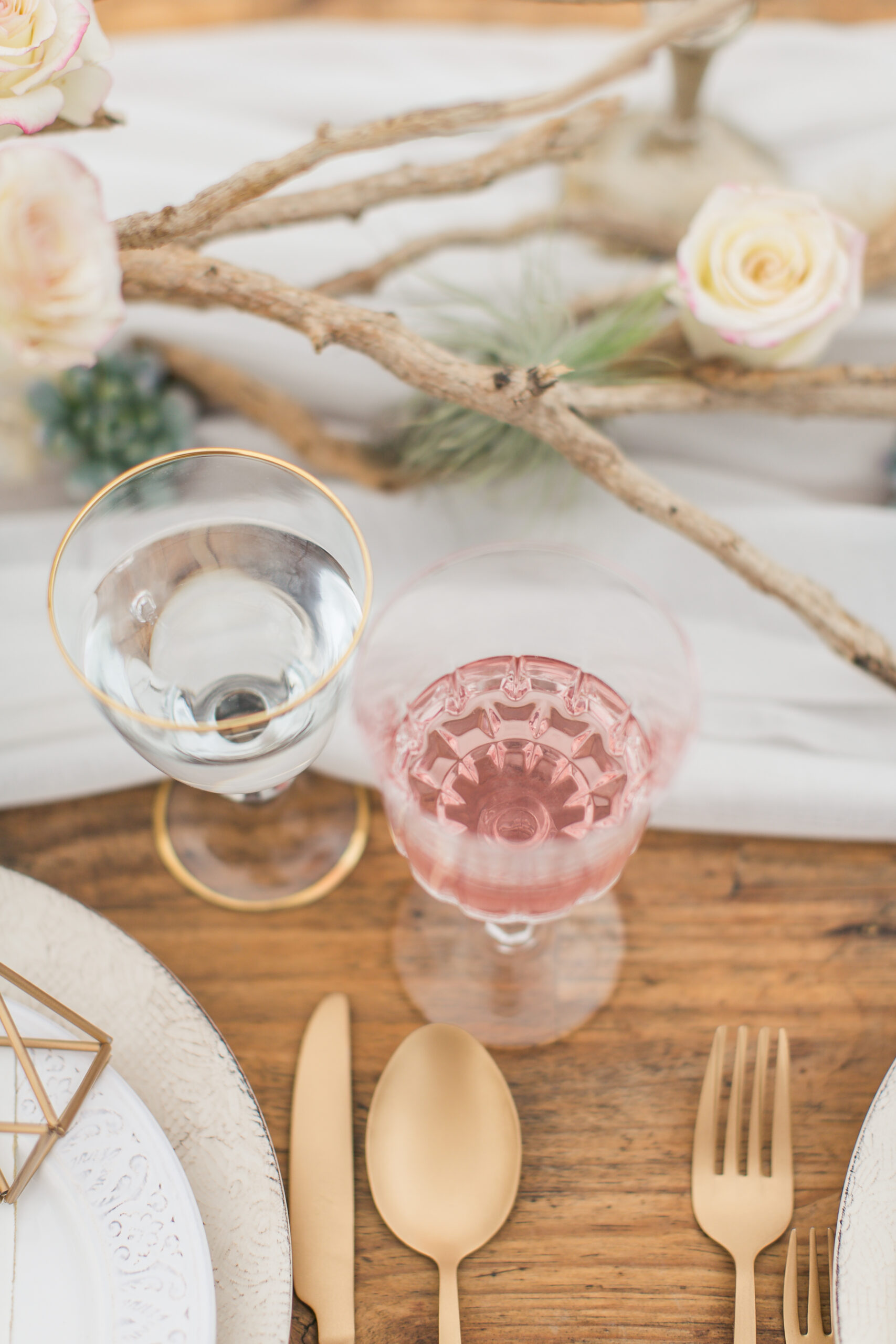 Handgeschriebene Menükarte auf dem Boho-Hochzeitstisch