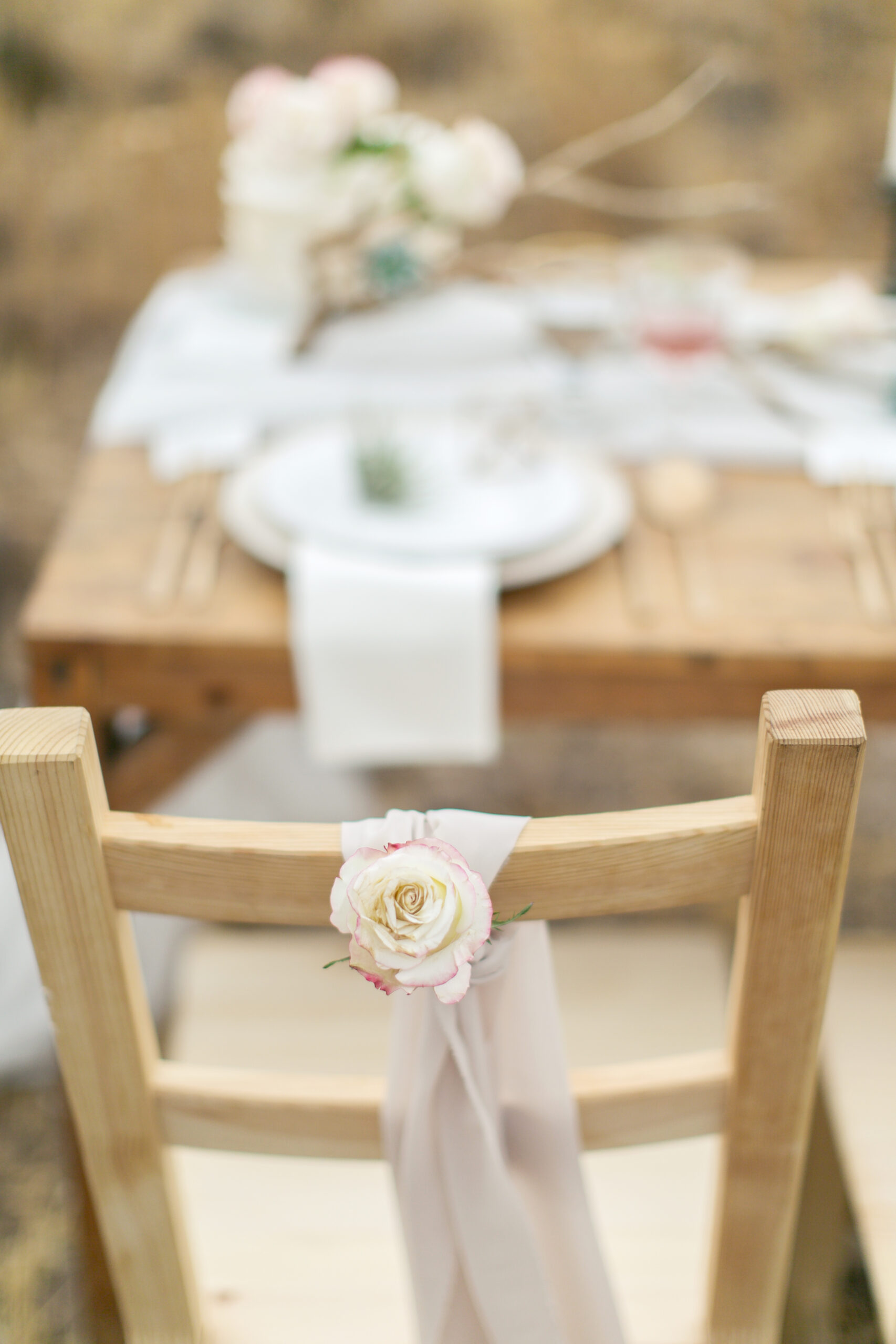 Rosen an Treibholz-Deko, Boho-Hochzeitstisch
