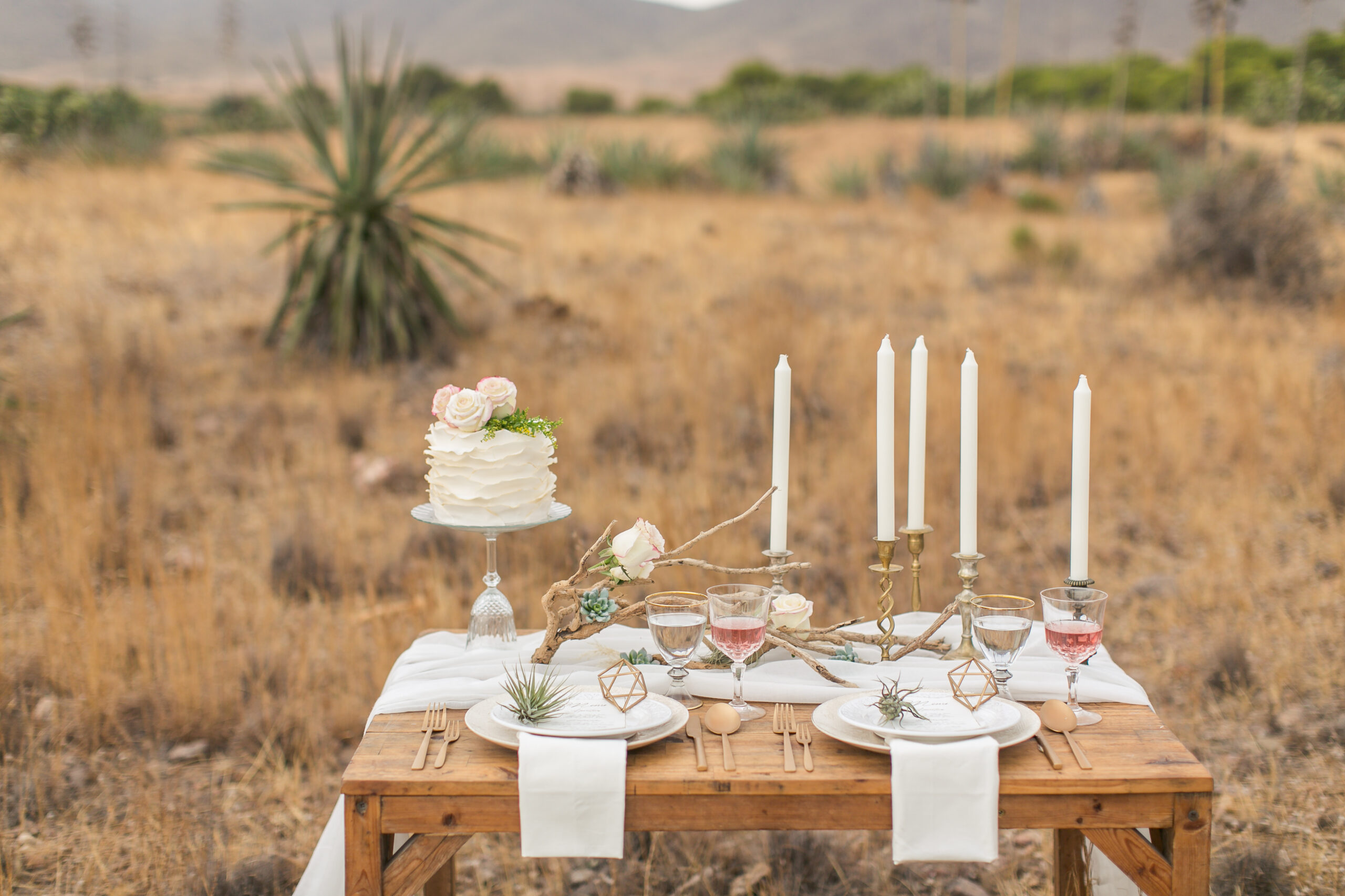 Boho-Tafel zwischen Agaven in der Wüste von Cabo de Gata