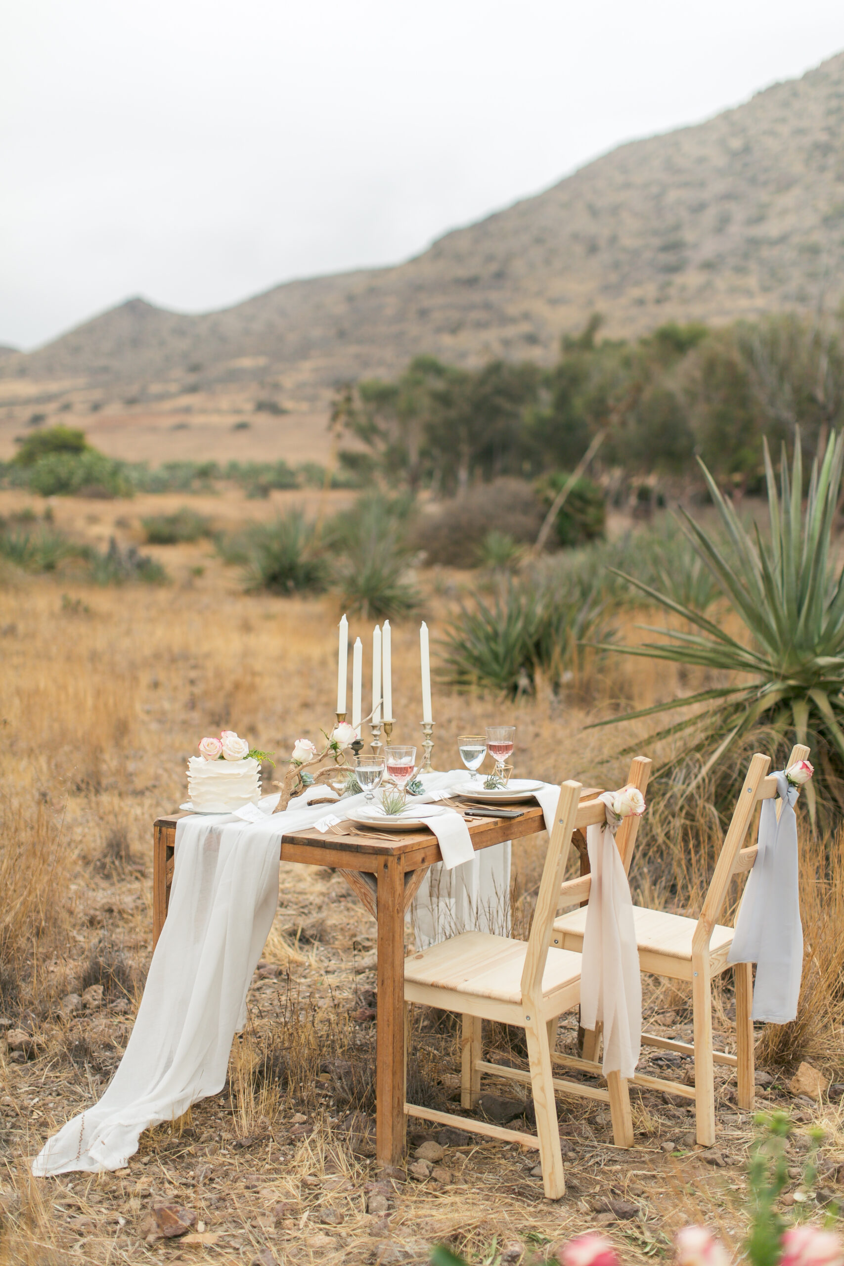 Gedeckte Tafel mit Meerblick zwischen Wüste und Strand von Genoveses