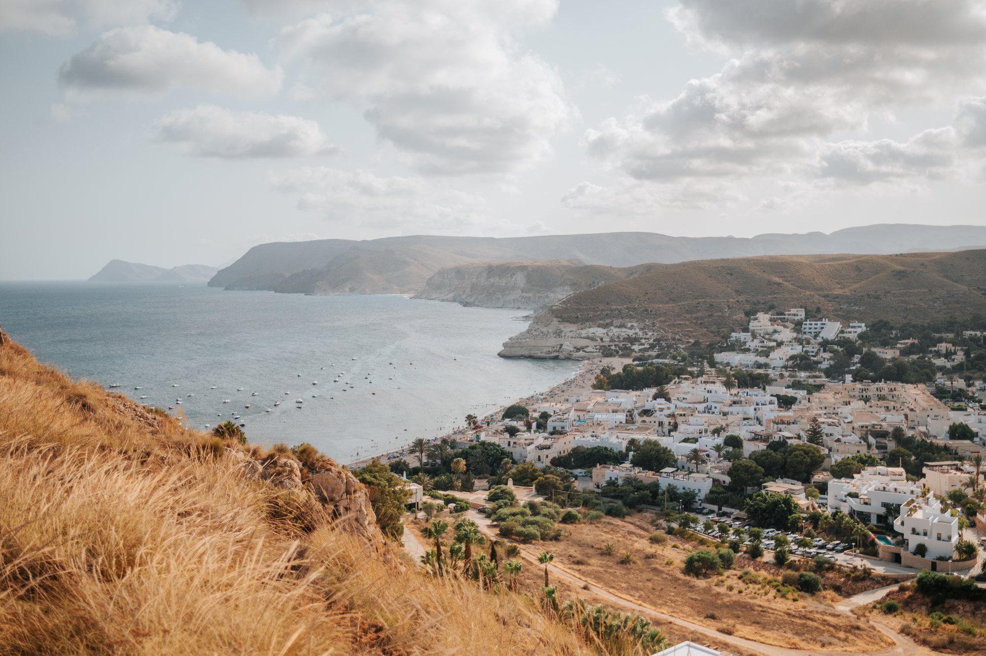 Blick über die Bucht und das weiße Dorf, Almería, Hochzeit am Meer