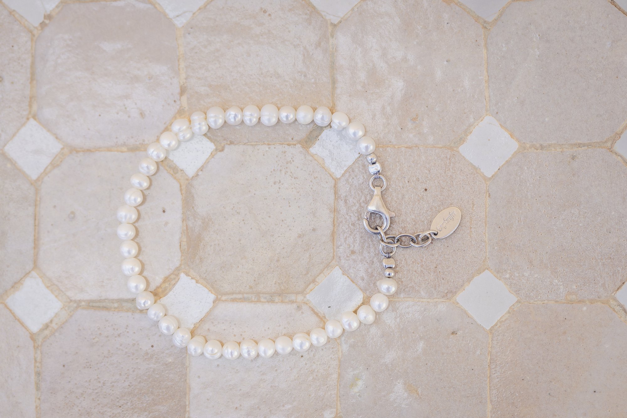 The bride's pearl bracelet, getting ready, wedding Agua Amarga