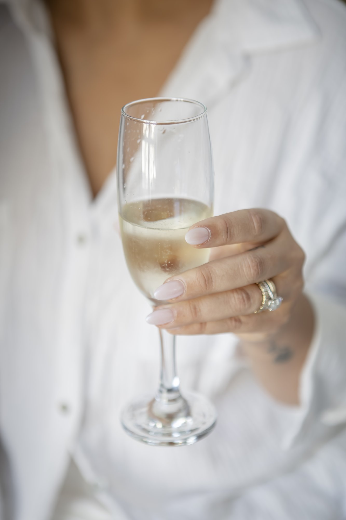 Sektglas und Verlobungsring beim Getting Ready, Hacienda Hochzeit Andalusien