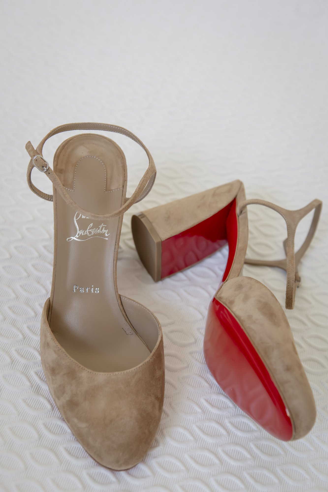 Brautschuhe mit roter Sohle, Detail beim Getting Ready, Hacienda Hochzeit Andalusien