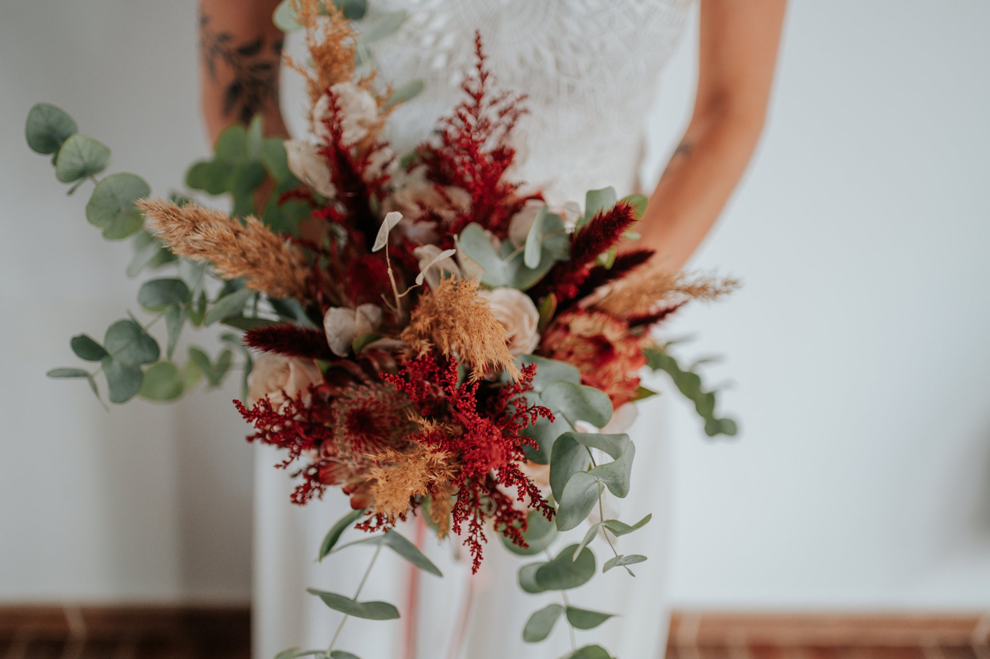Brautstrauß aus roten Trockenblumen und Eukalyptus, Boho Hochzeit