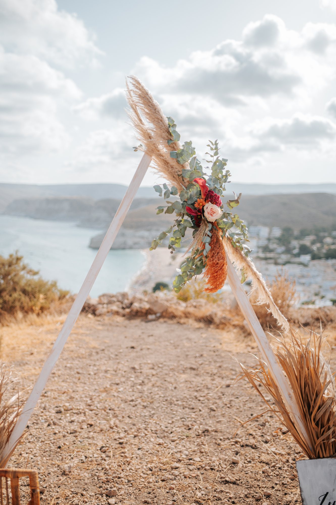 Traubogen mit Pampasgras über dem Meer, Hochzeit am Meer in Spanien