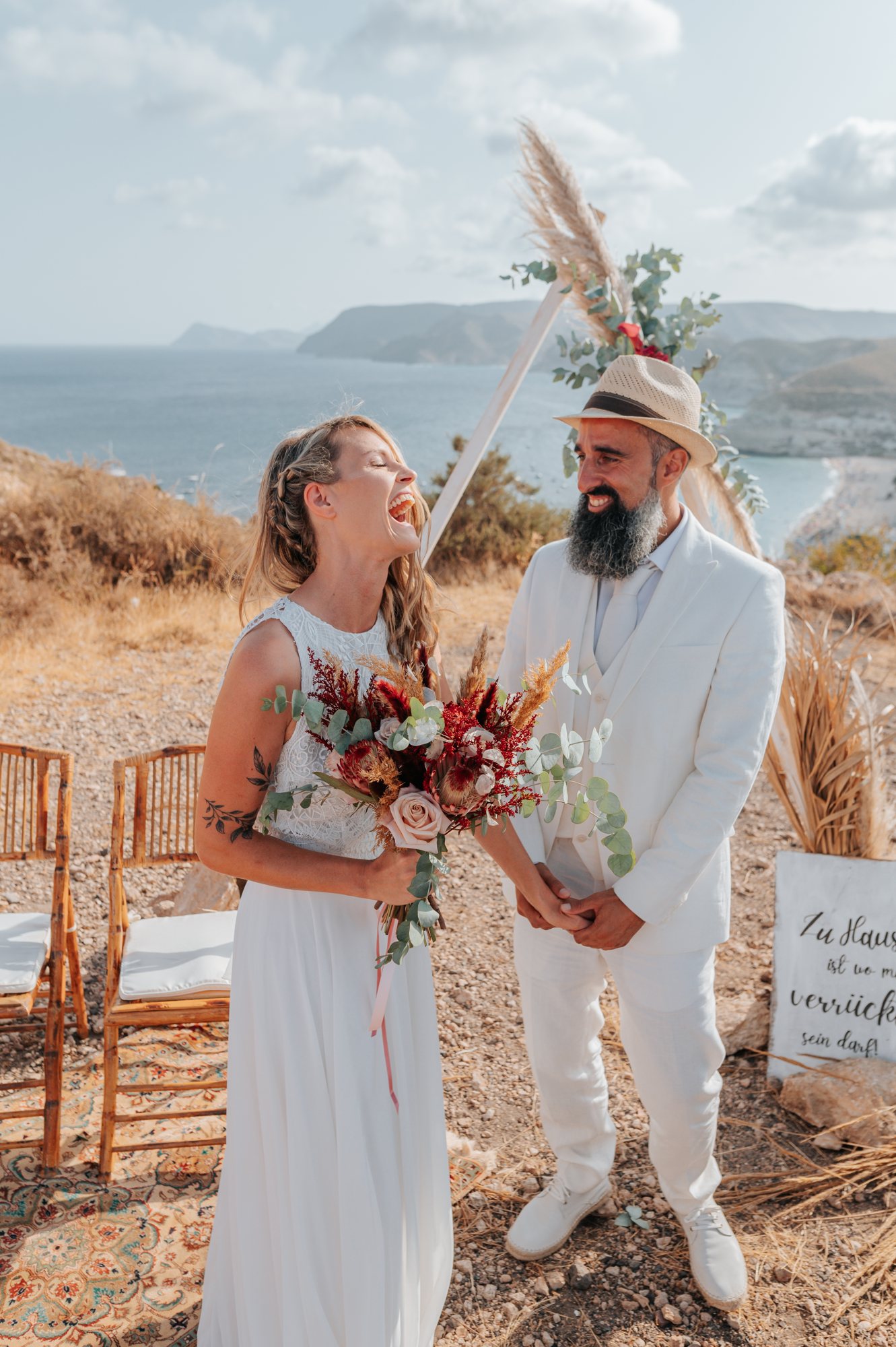 Brautpaar lacht bei der freien Trauung, Hochzeit am Meer