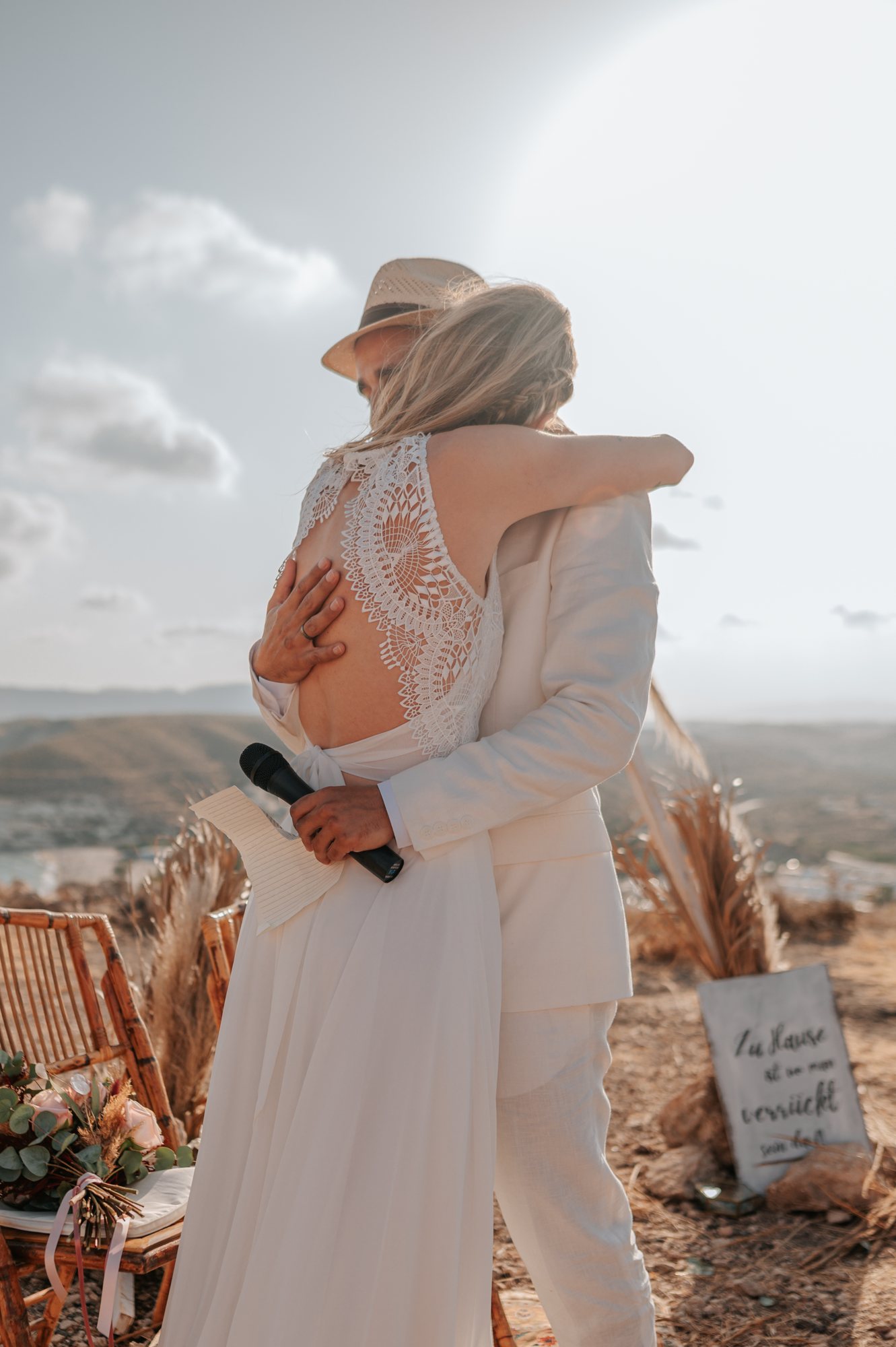 Umarmung nach dem Ehegeluebde, Hochzeit am Meer in Spanien