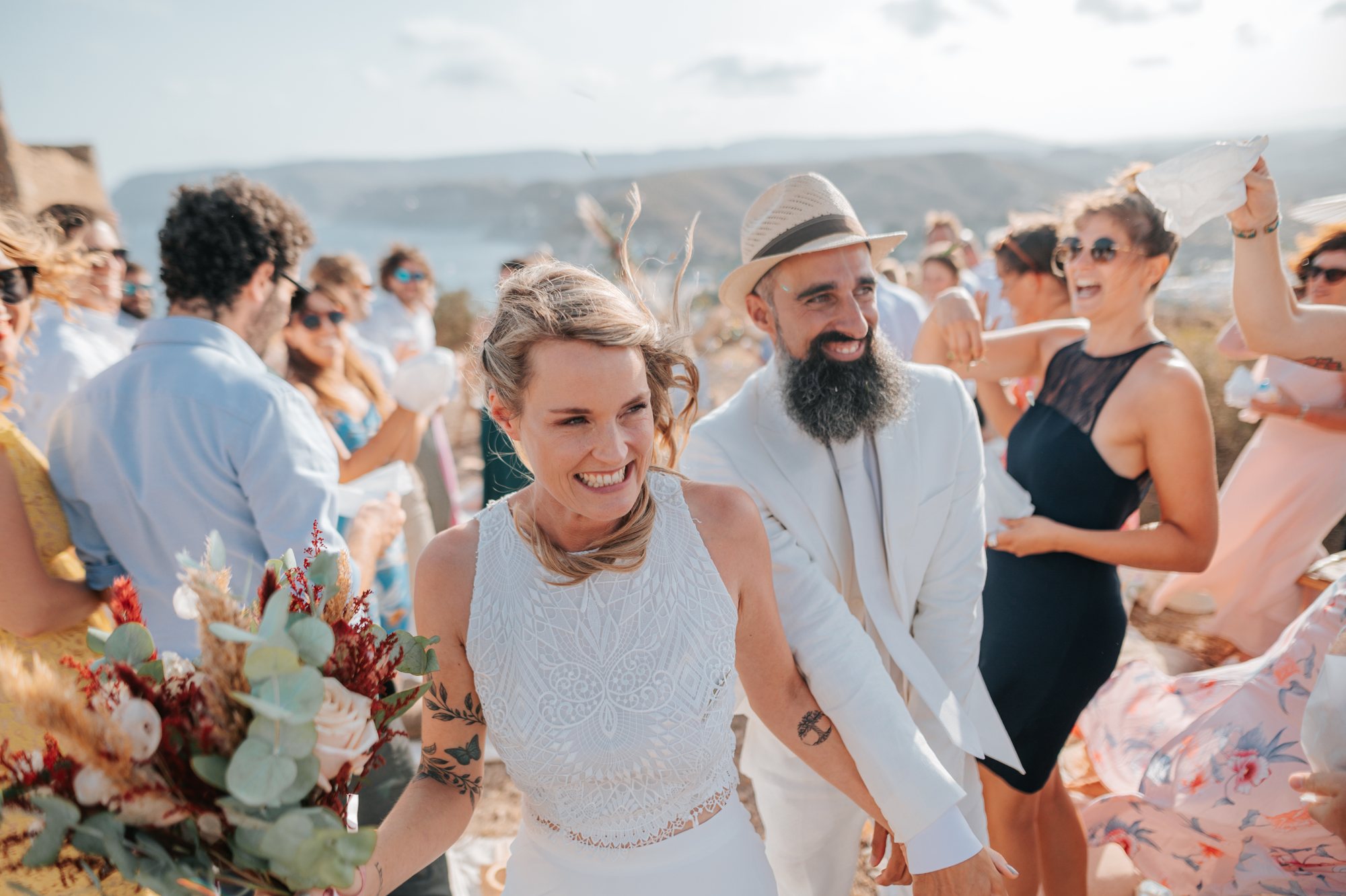 Auszug des Brautpaars mit Blütenregen, Hochzeit in Spanien