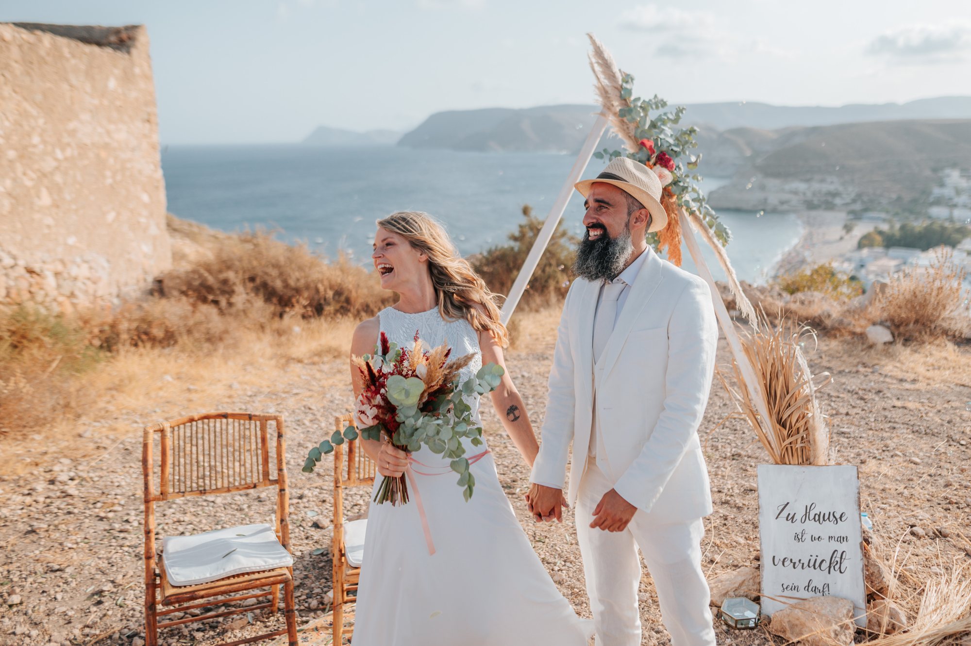 Brautpaar beim Auszug am Traubogen, Hochzeit am Meer