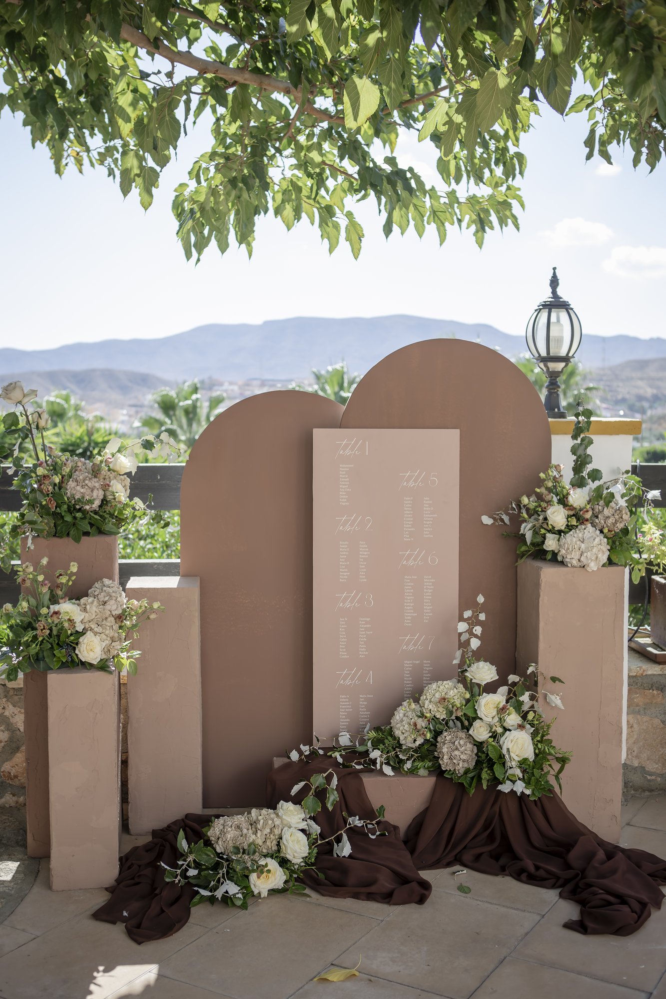 Sitzplan mit Blumen vor den Bergen der Sierra de Gádor, Hacienda Hochzeit Andalusien