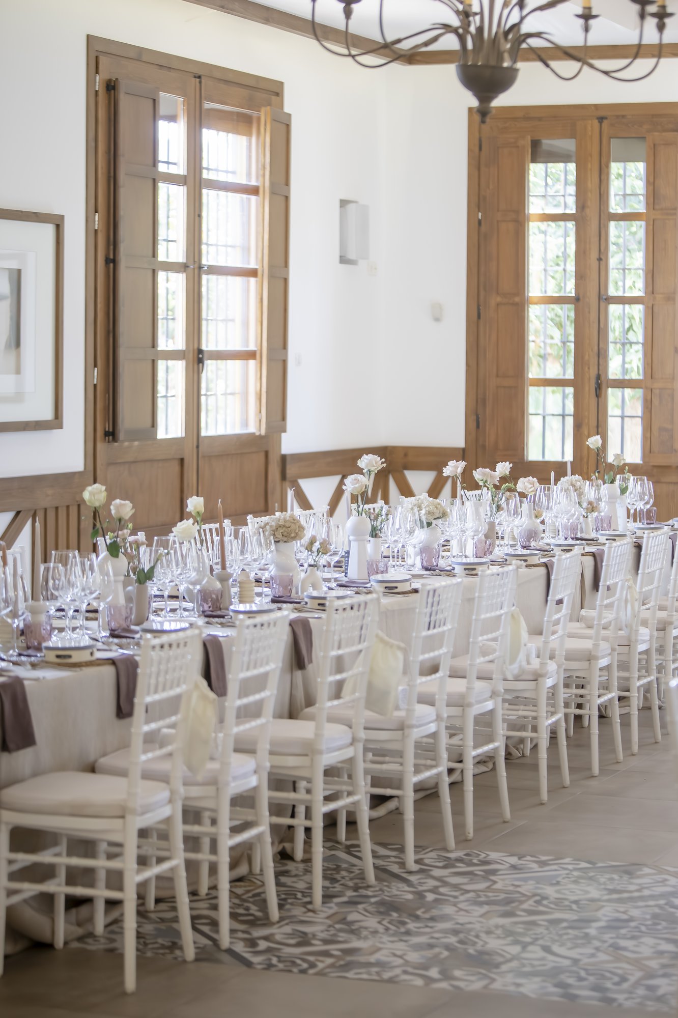 Tafel mit weißen Stühlen im Festsaal, Hacienda Hochzeit Andalusien