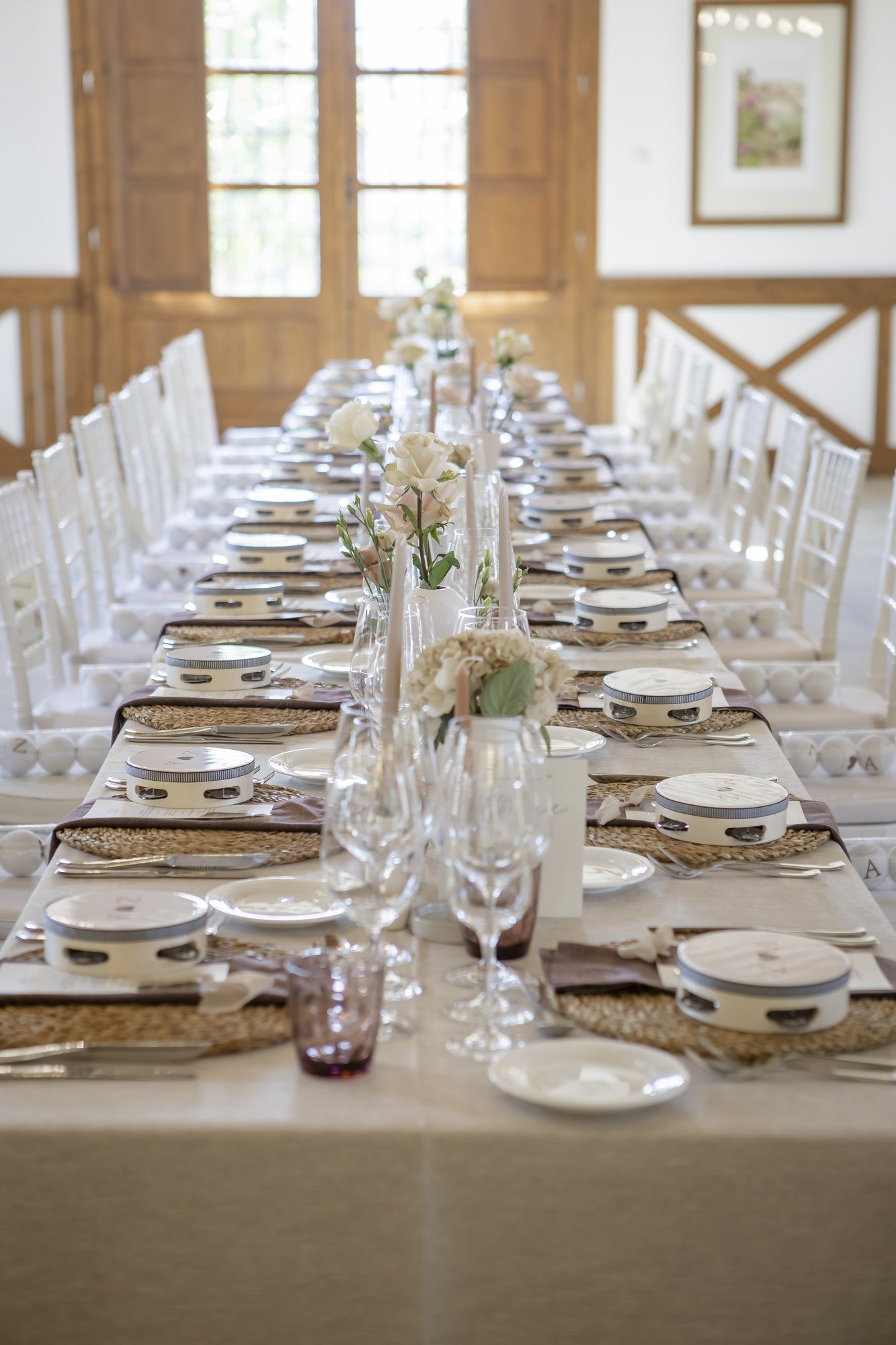 Tischdeko in Beige mit Tamburin als Gastgeschenk, Hacienda Hochzeit Andalusien