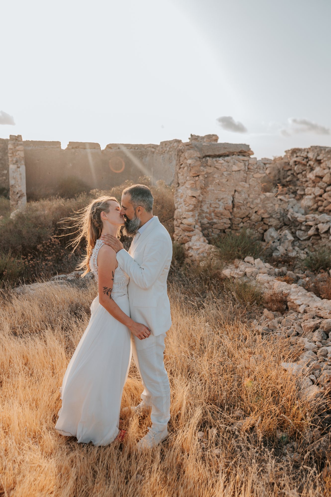 Brautpaar im goldenen Gras vor einer Ruine, Almería