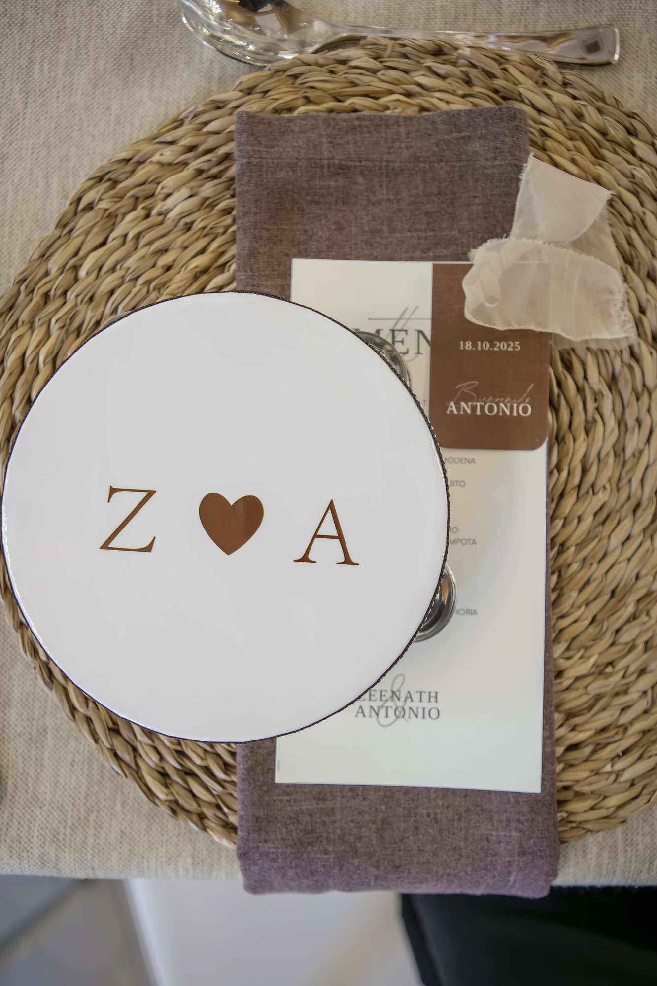 Tamburin mit Initialen und Menükarte, Hacienda Hochzeit Andalusien