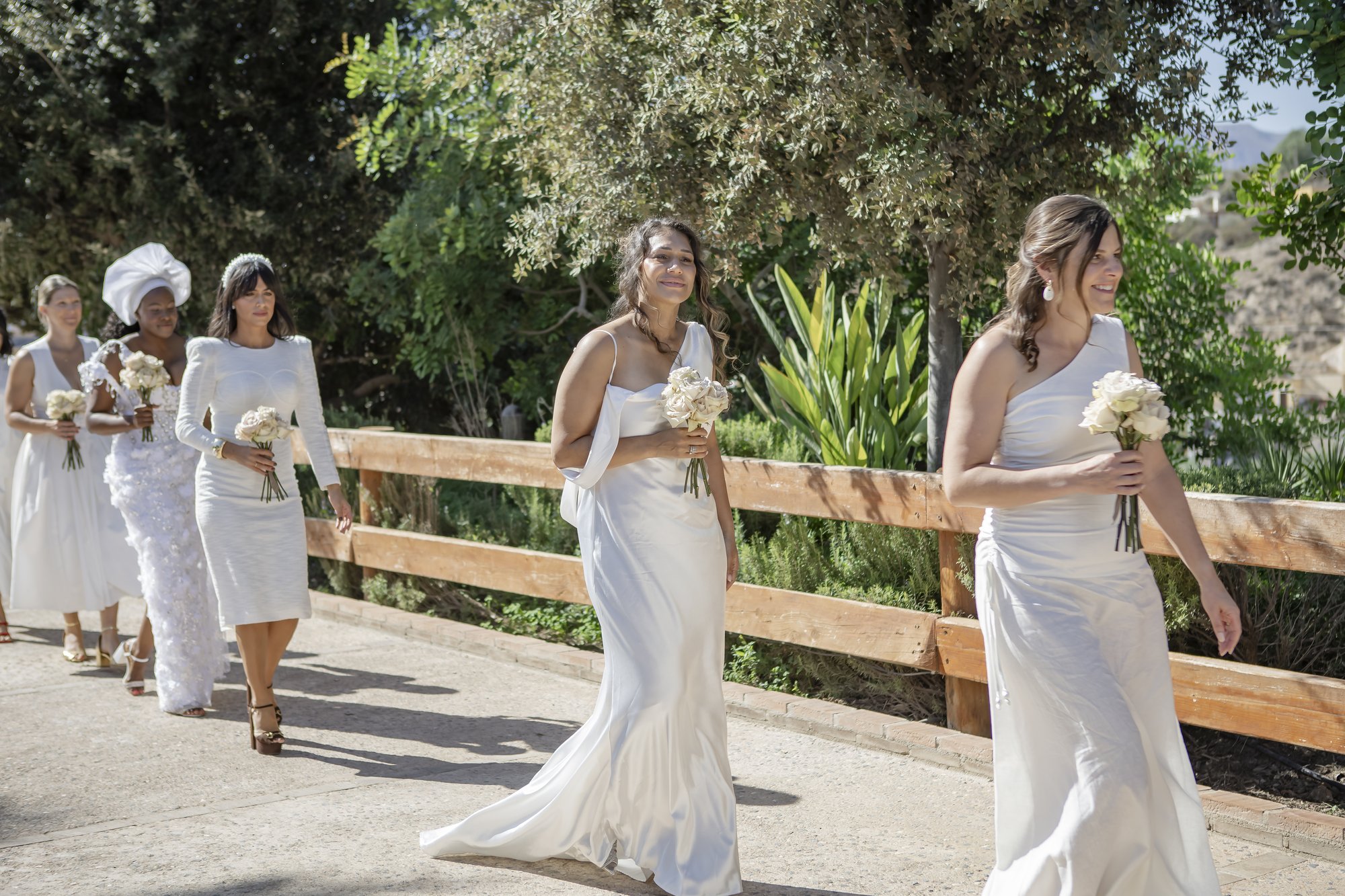 Brautjungfern in Weiß beim Einzug, Hacienda Hochzeit Andalusien
