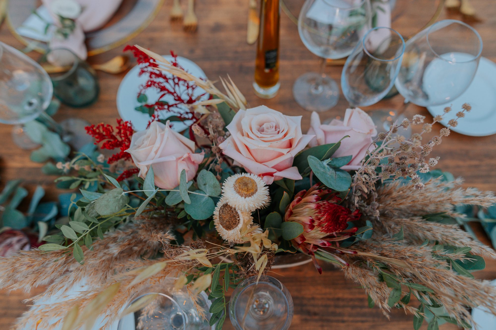 Tischdeko mit Rosen, Pampasgras und Eukalyptus, Hochzeit in Spanien