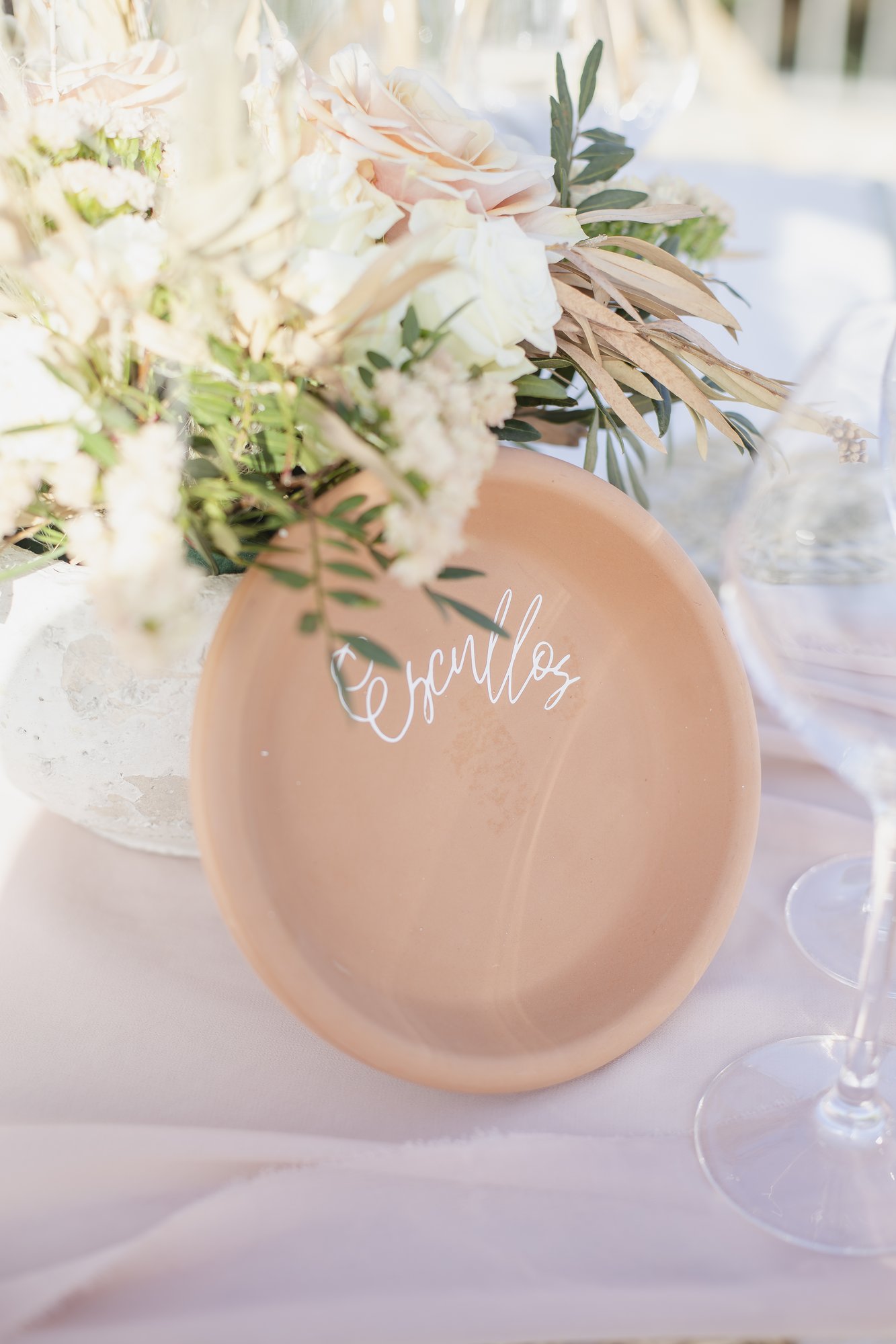 Table name on a terracotta plate with flowers, table decor, wedding Agua Amarga