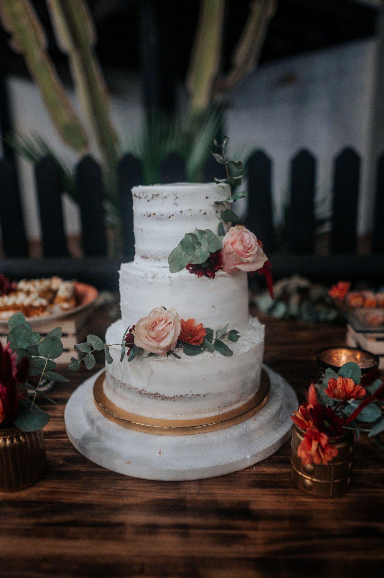Weiße Hochzeitstorte mit Rosen, Hochzeit in Spanien