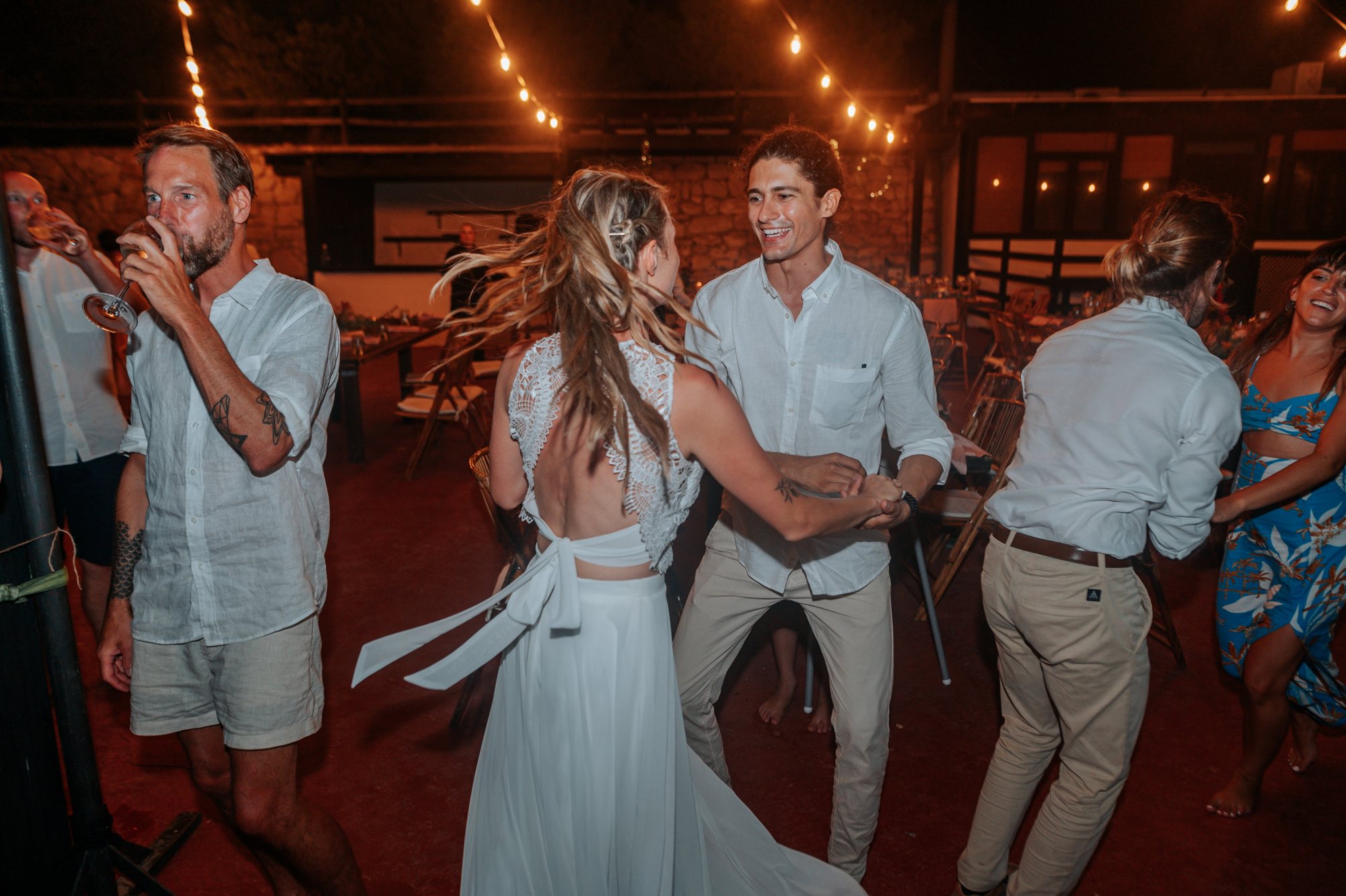 Braut tanzt mit den Gästen zur Liveband, Hochzeit in Spanien